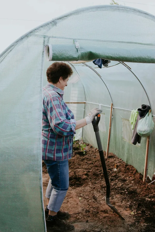 Mains travaillant la terre